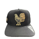 gorra con imagen de gallo 